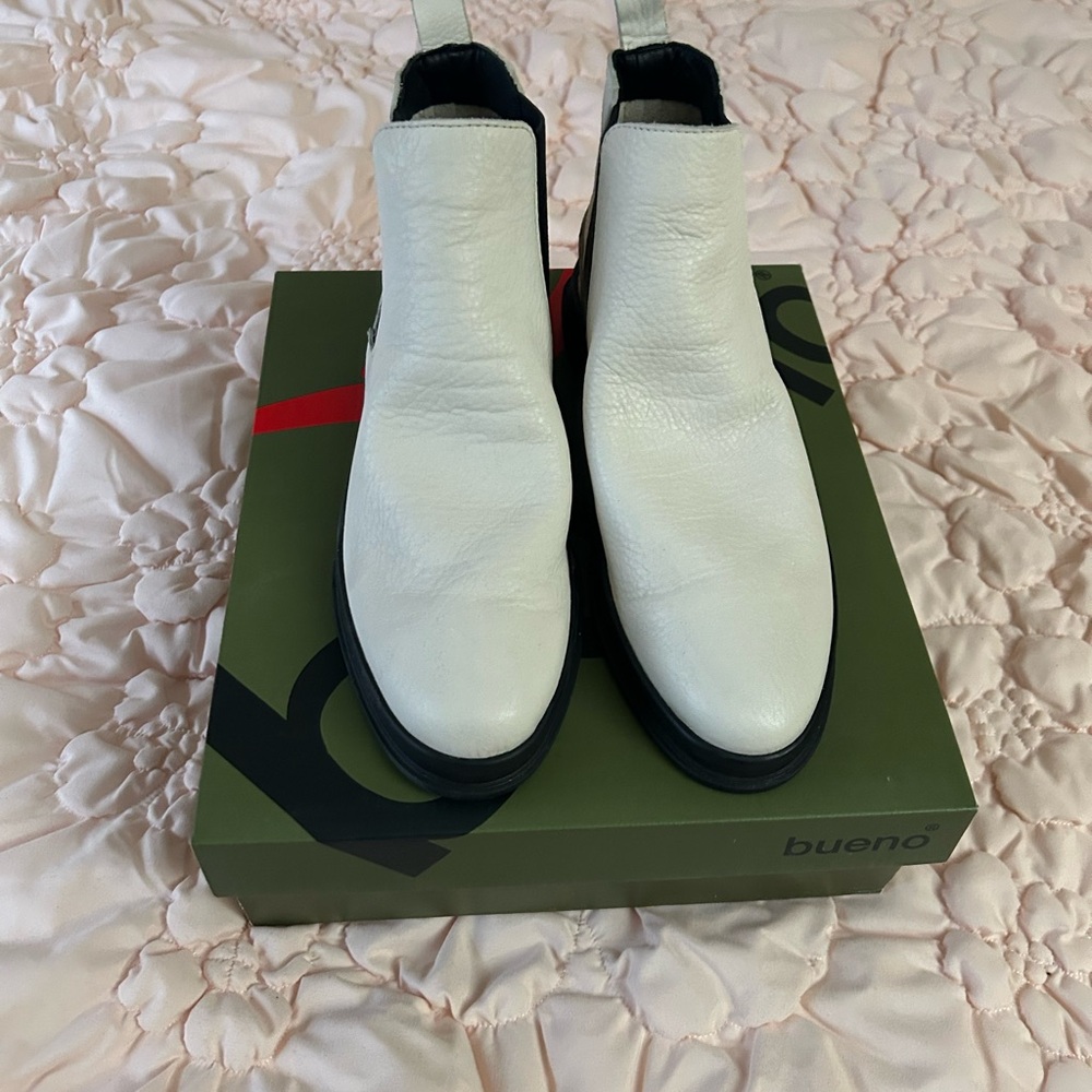 Bueno Women’s White Leather Shoes